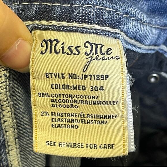 Miss Me, Signature Cuffed Capris. Size 27. In excellent condition! - Picture 8 of 9